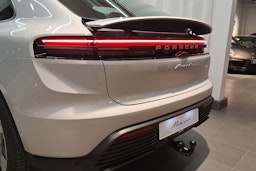 met. harmaa Porsche Macan 2026 kuva 23.