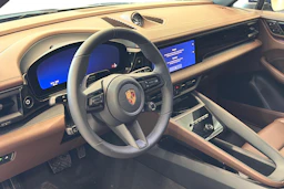 sininen Porsche Macan 2026 kuva 7.