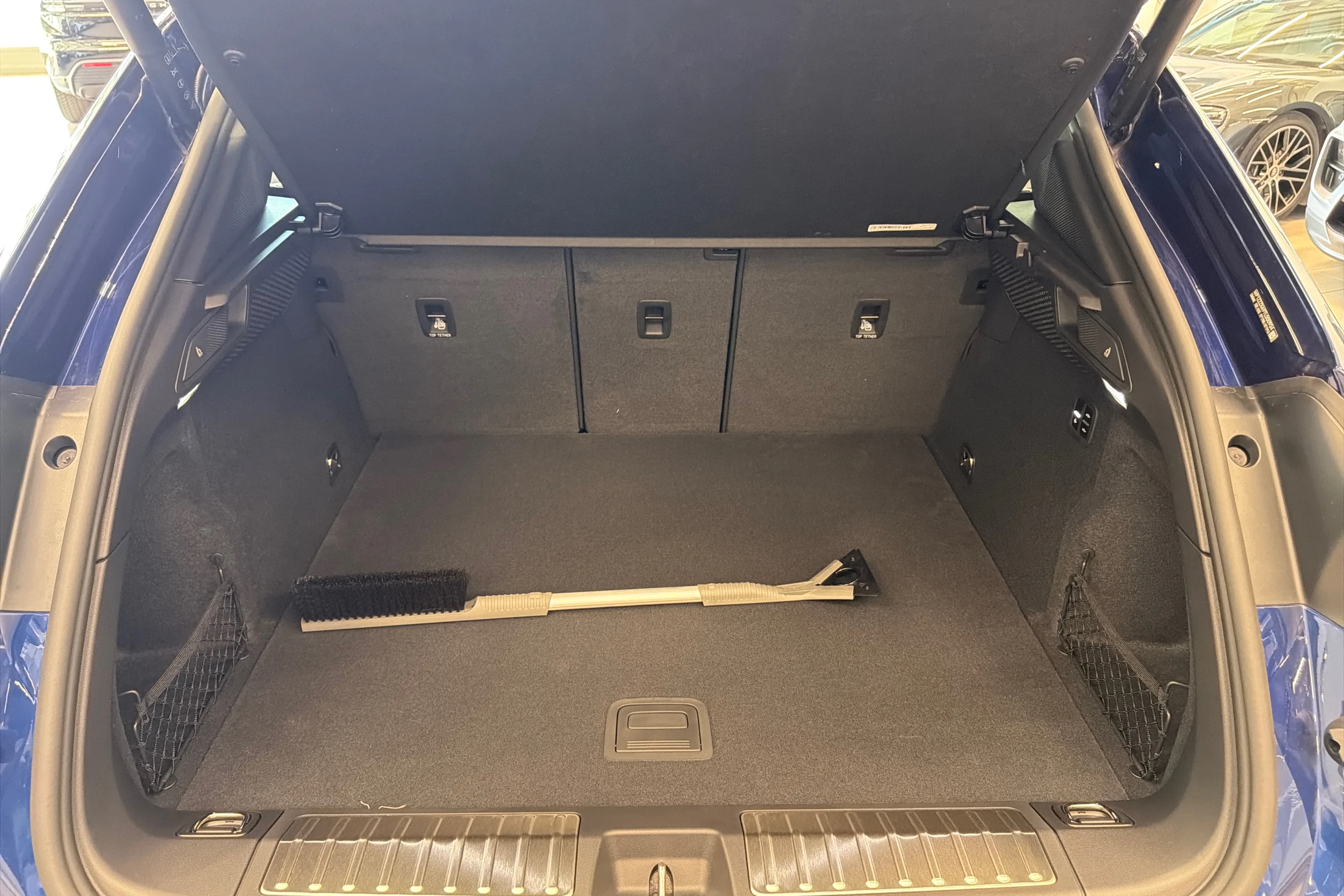 sininen Porsche Macan 2026 kuva 12.