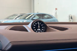 sininen Porsche Macan 2026 kuva 24.