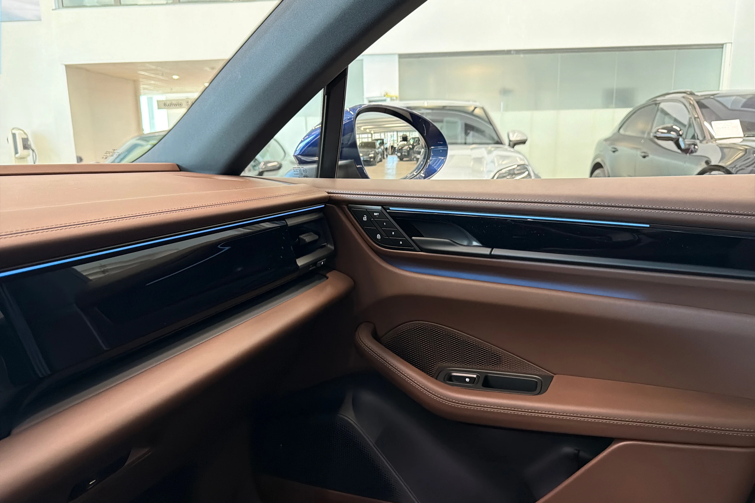 sininen Porsche Macan 2026 kuva 25.