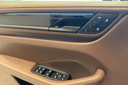 sininen Porsche Macan 2026 kuva 26.