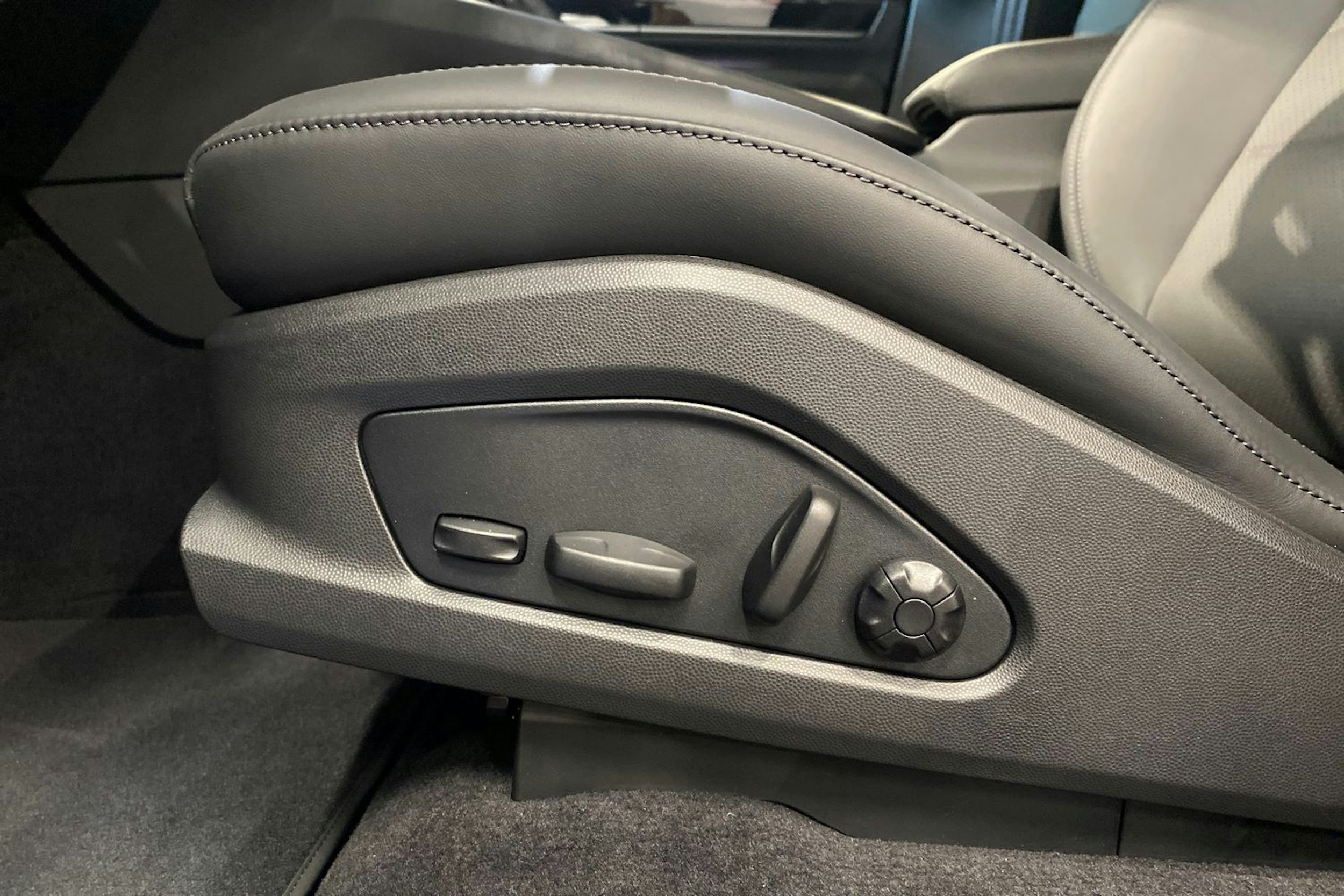 harmaa Porsche Macan 2026 kuva 12.