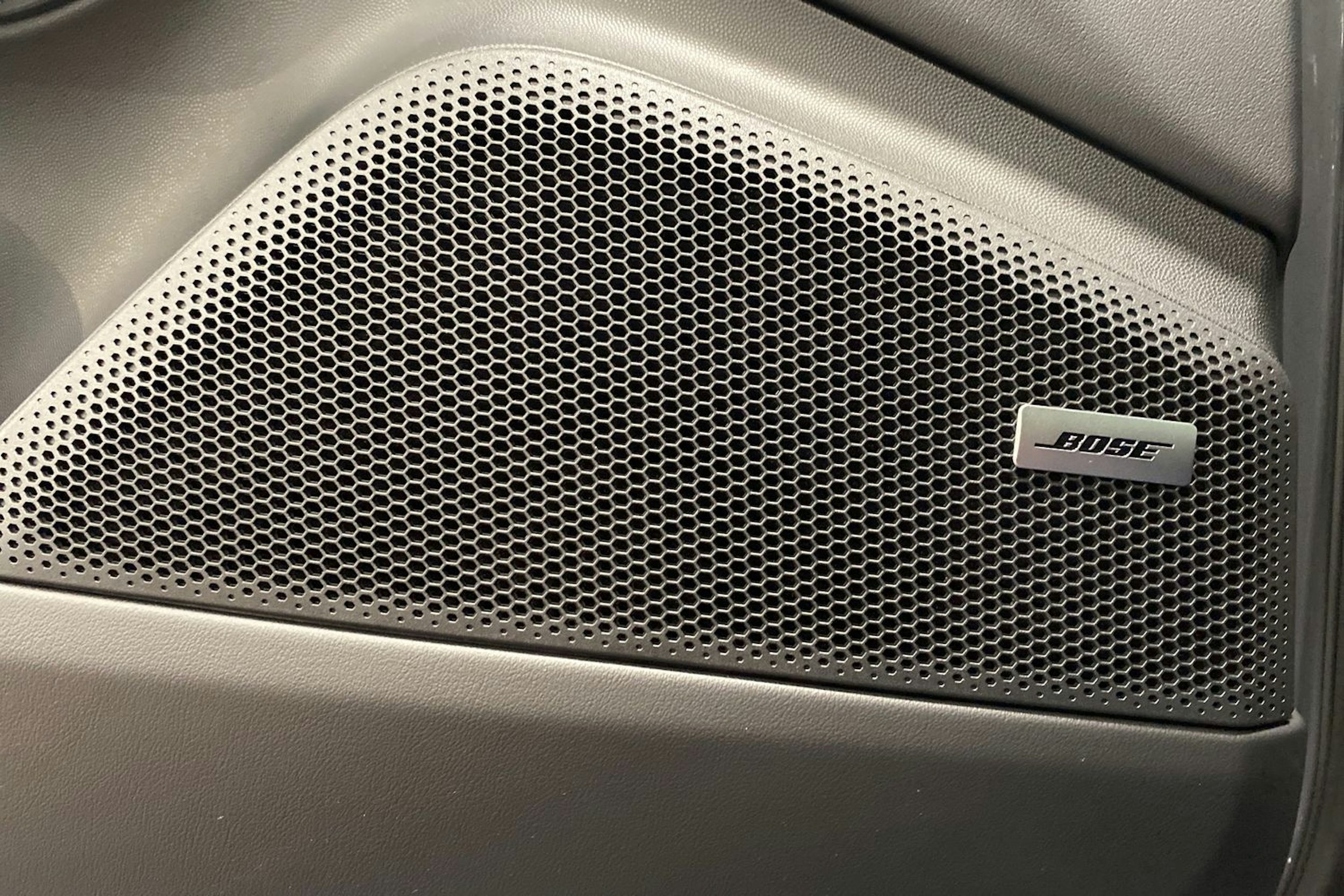 harmaa Porsche Macan 2026 kuva 13.