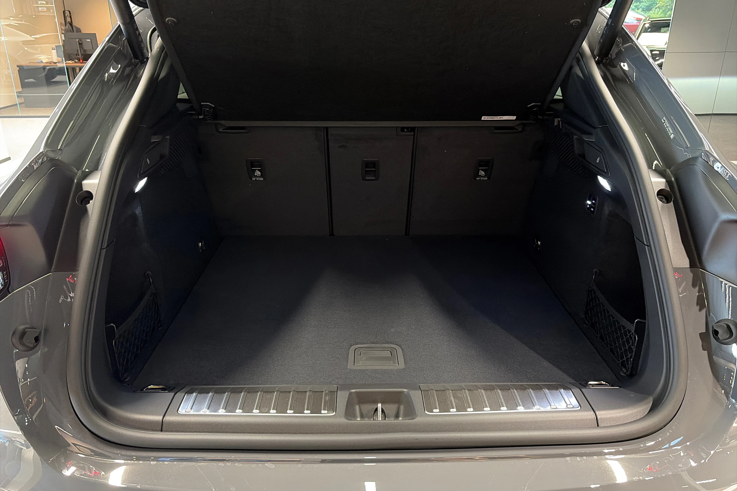 harmaa Porsche Macan 2026 kuva 23.