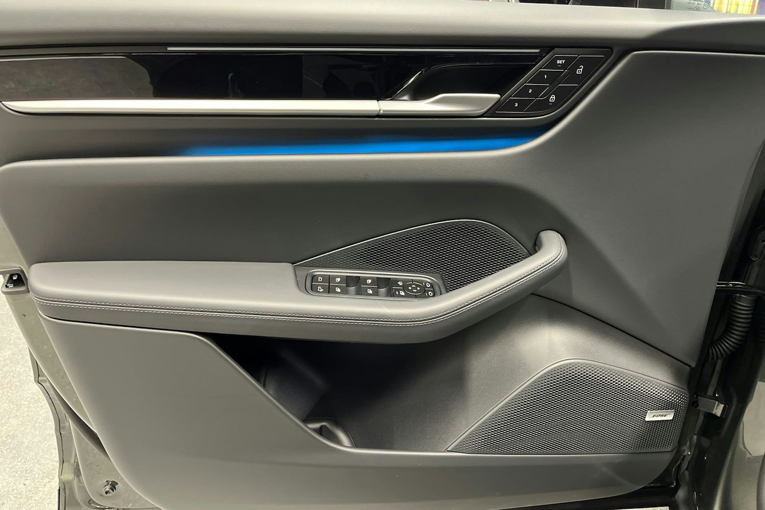 vihreä Porsche Macan 2026 kuva 11.