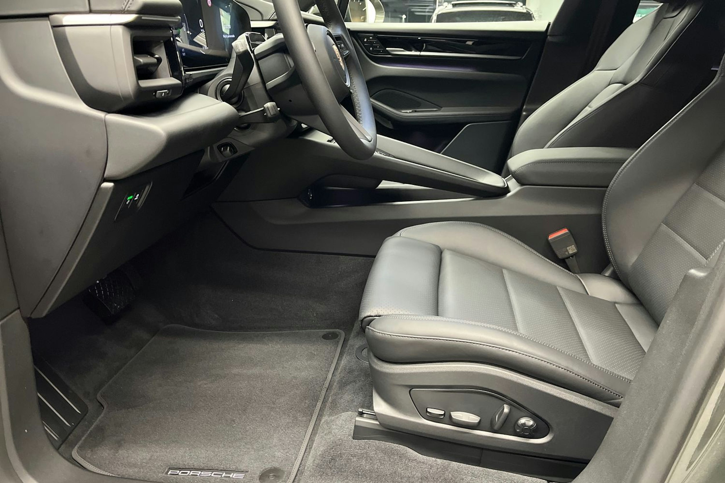 vihreä Porsche Macan 2026 kuva 12.