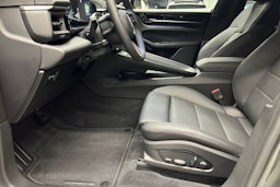 vihreä Porsche Macan 2026 kuva 12.