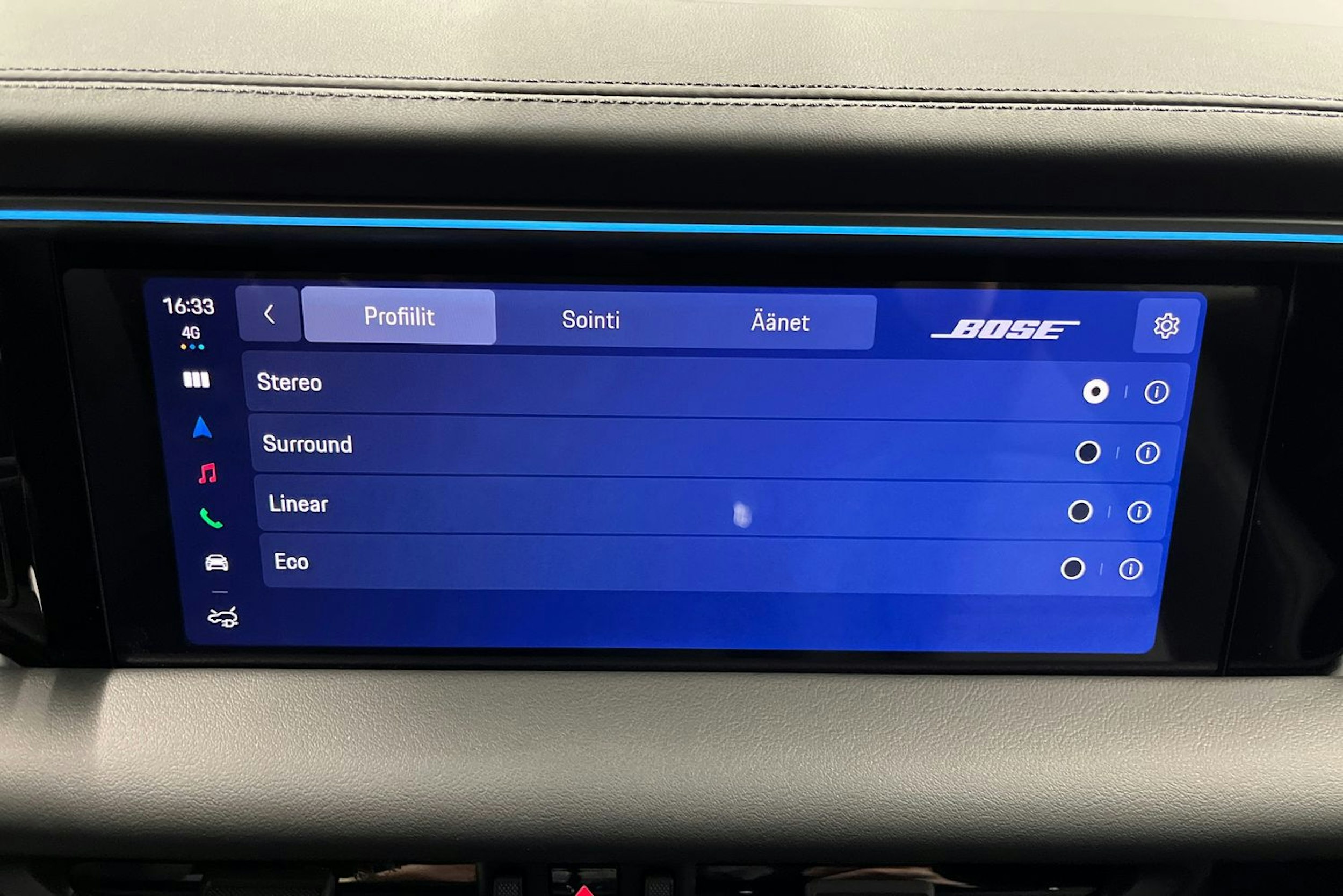 vihreä Porsche Macan 2026 kuva 16.