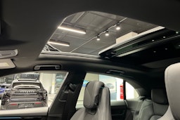 vihreä Porsche Macan 2026 kuva 21.