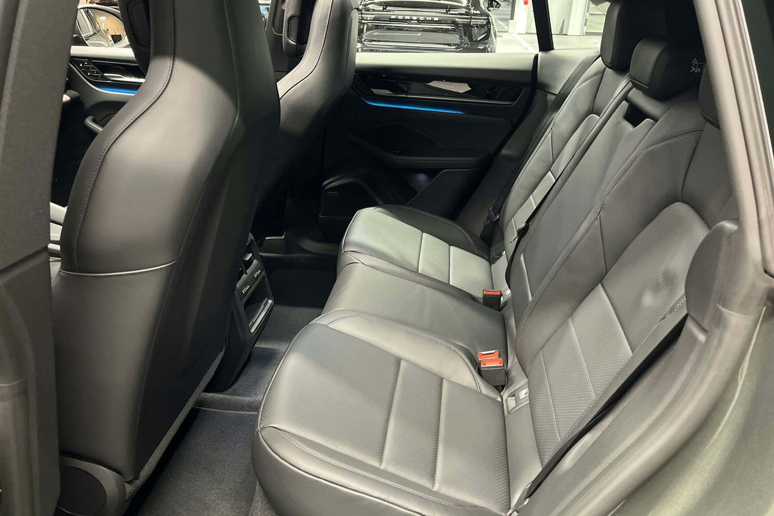 vihreä Porsche Macan 2026 kuva 22.