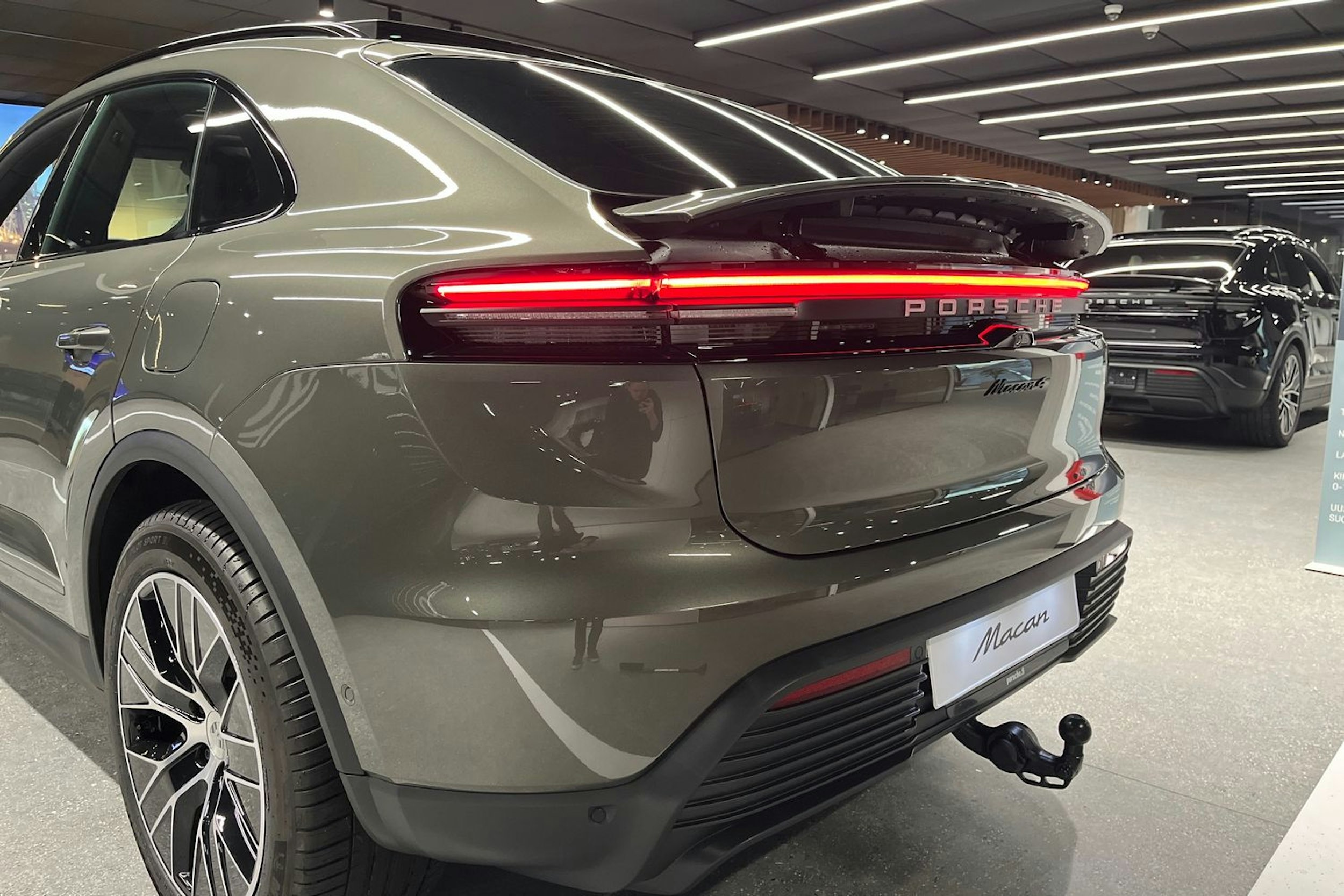 vihreä Porsche Macan 2026 kuva 28.