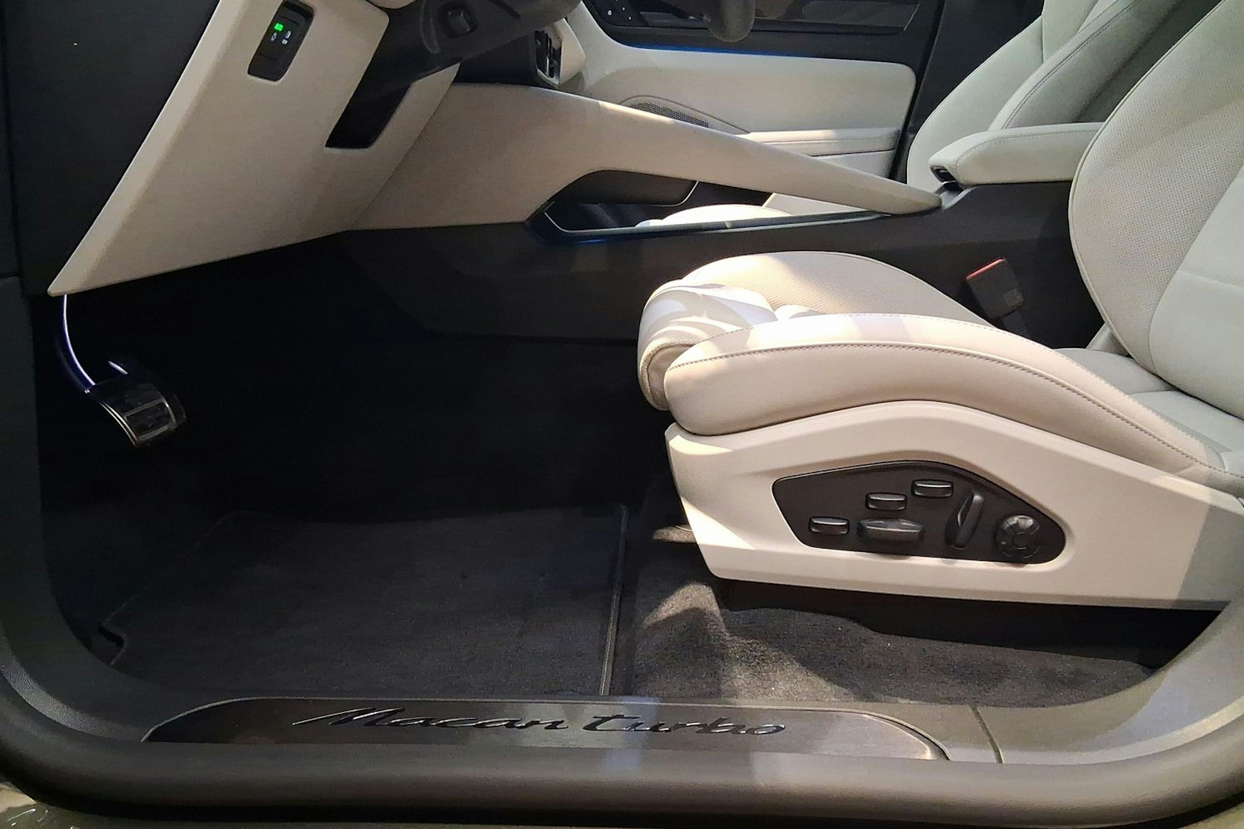 met. vihreä Porsche Macan 2026 kuva 11.