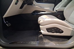 met. vihreä Porsche Macan 2026 kuva 11.