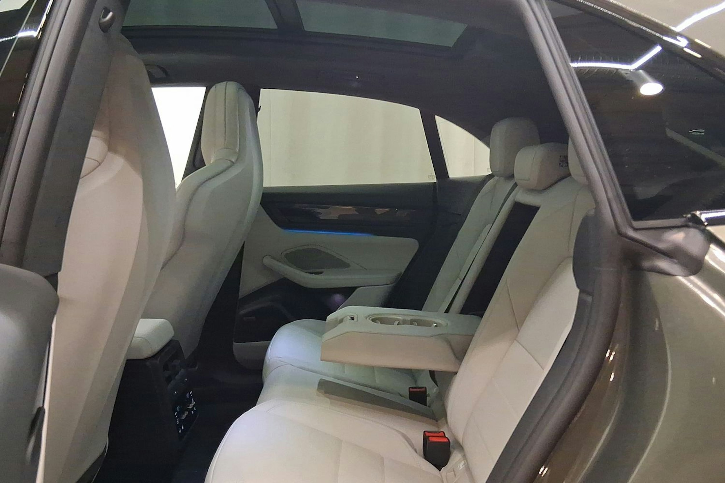 met. vihreä Porsche Macan 2026 kuva 23.