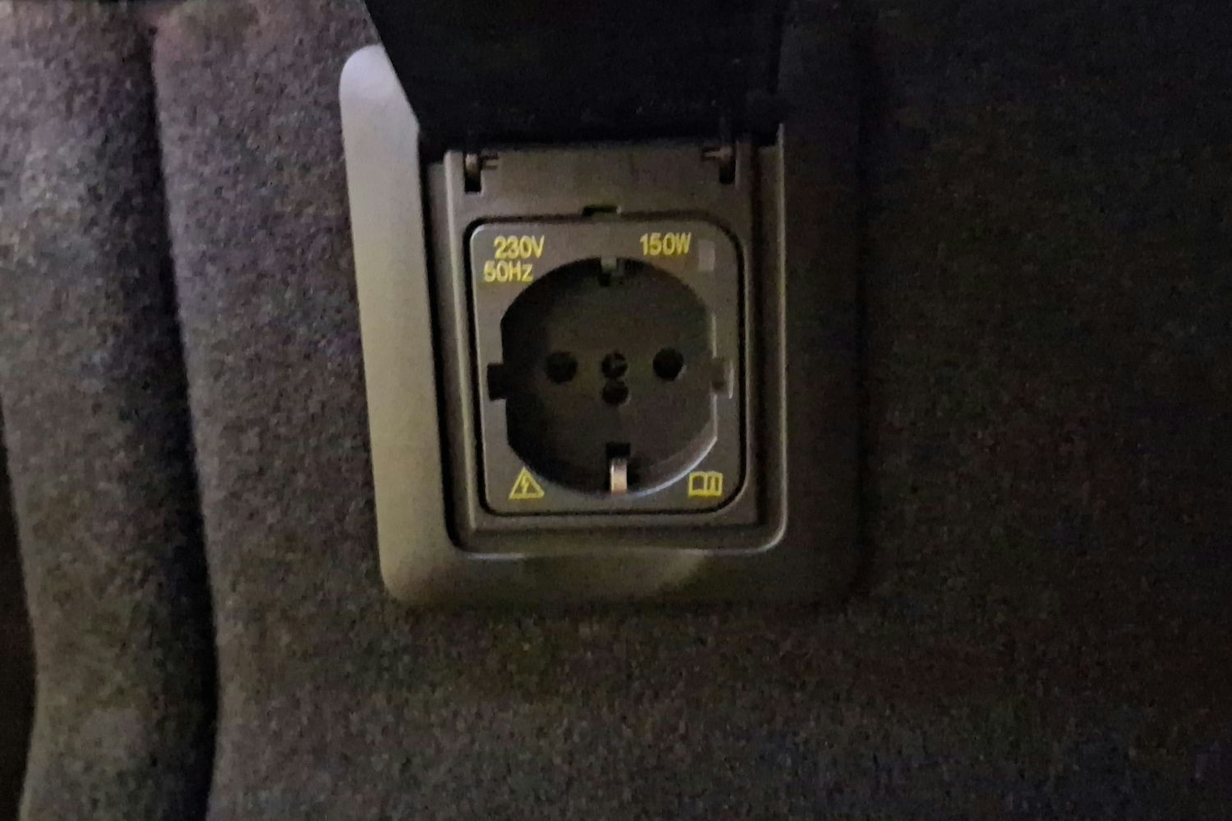 met. vihreä Porsche Macan 2026 kuva 28.