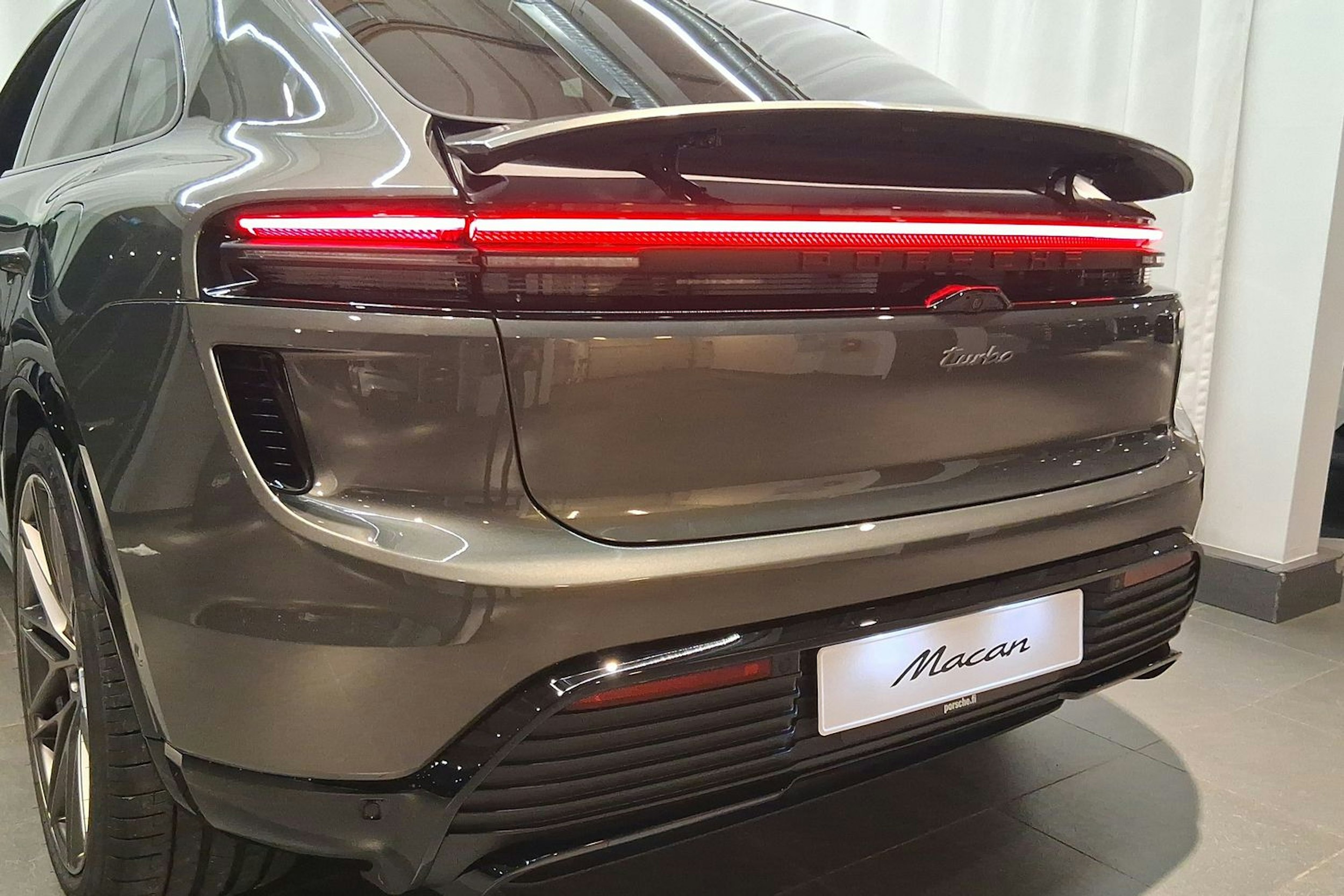 met. vihreä Porsche Macan 2026 kuva 29.