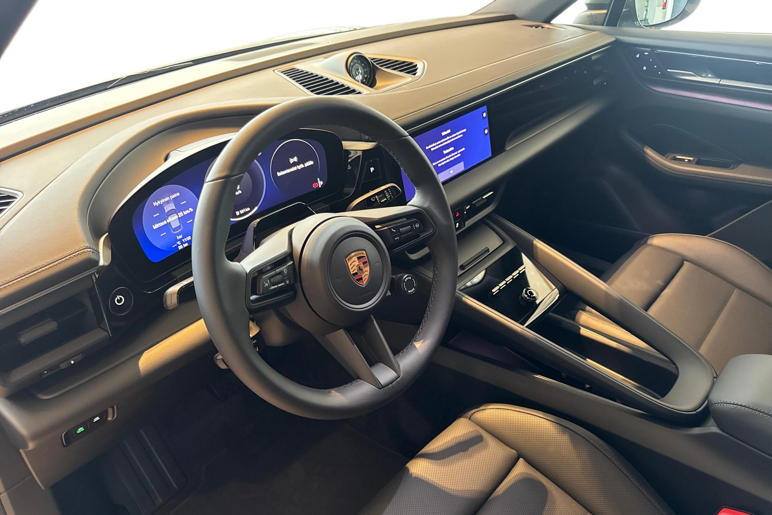 vihreä Porsche Macan 2026 kuva 7.