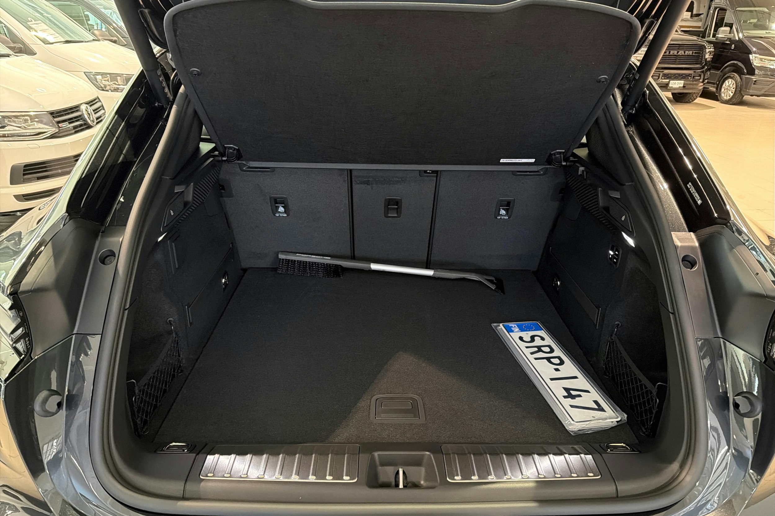 harmaa Porsche Macan 2026 kuva 11.