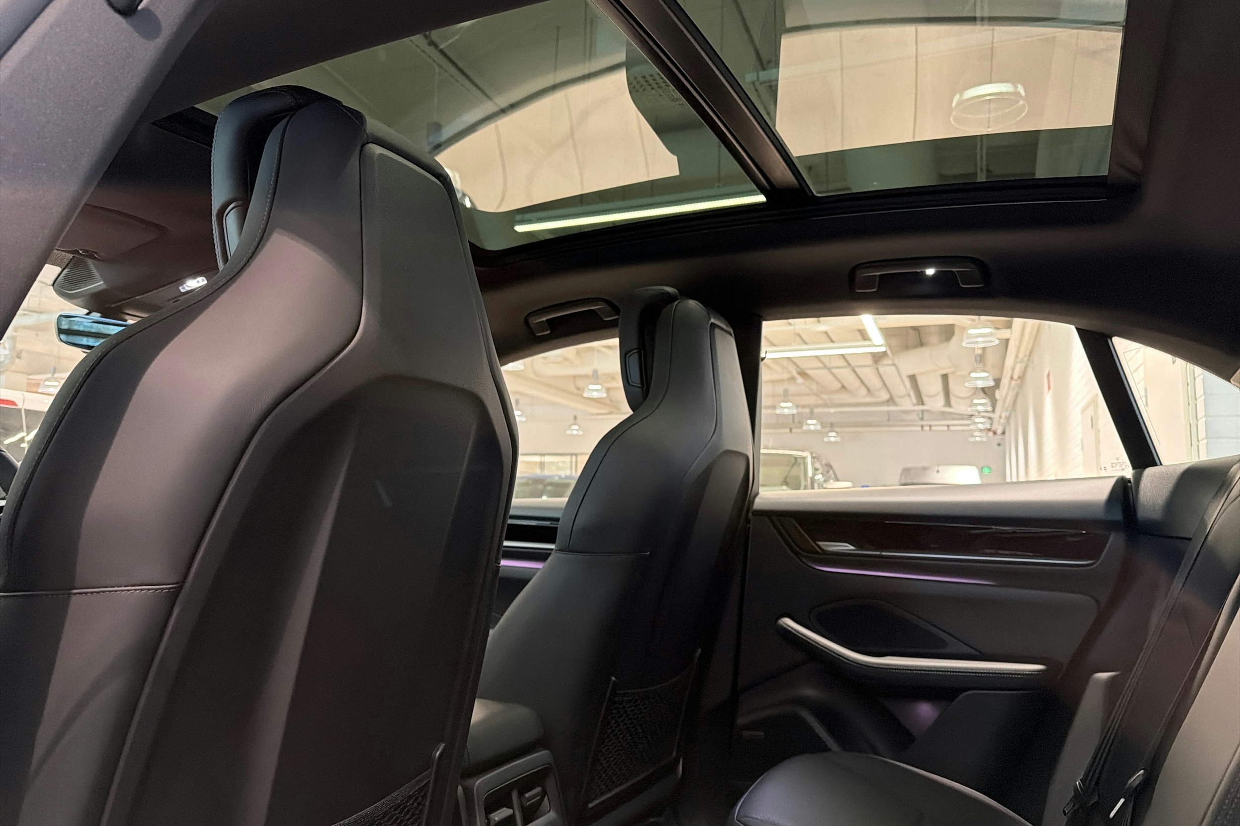 harmaa Porsche Macan 2026 kuva 13.