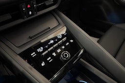 harmaa Porsche Macan 2026 kuva 18.