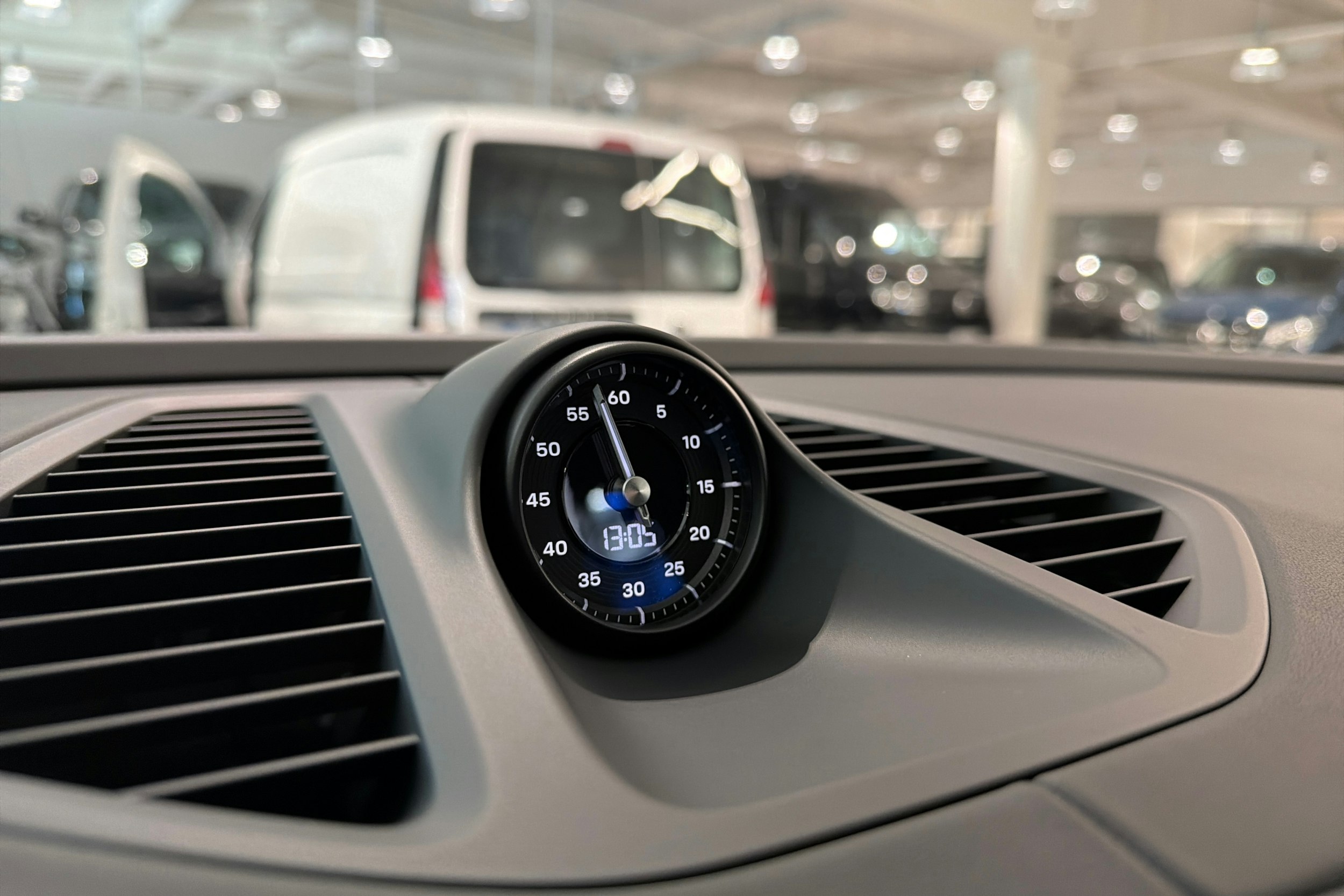 harmaa Porsche Macan 2026 kuva 20.