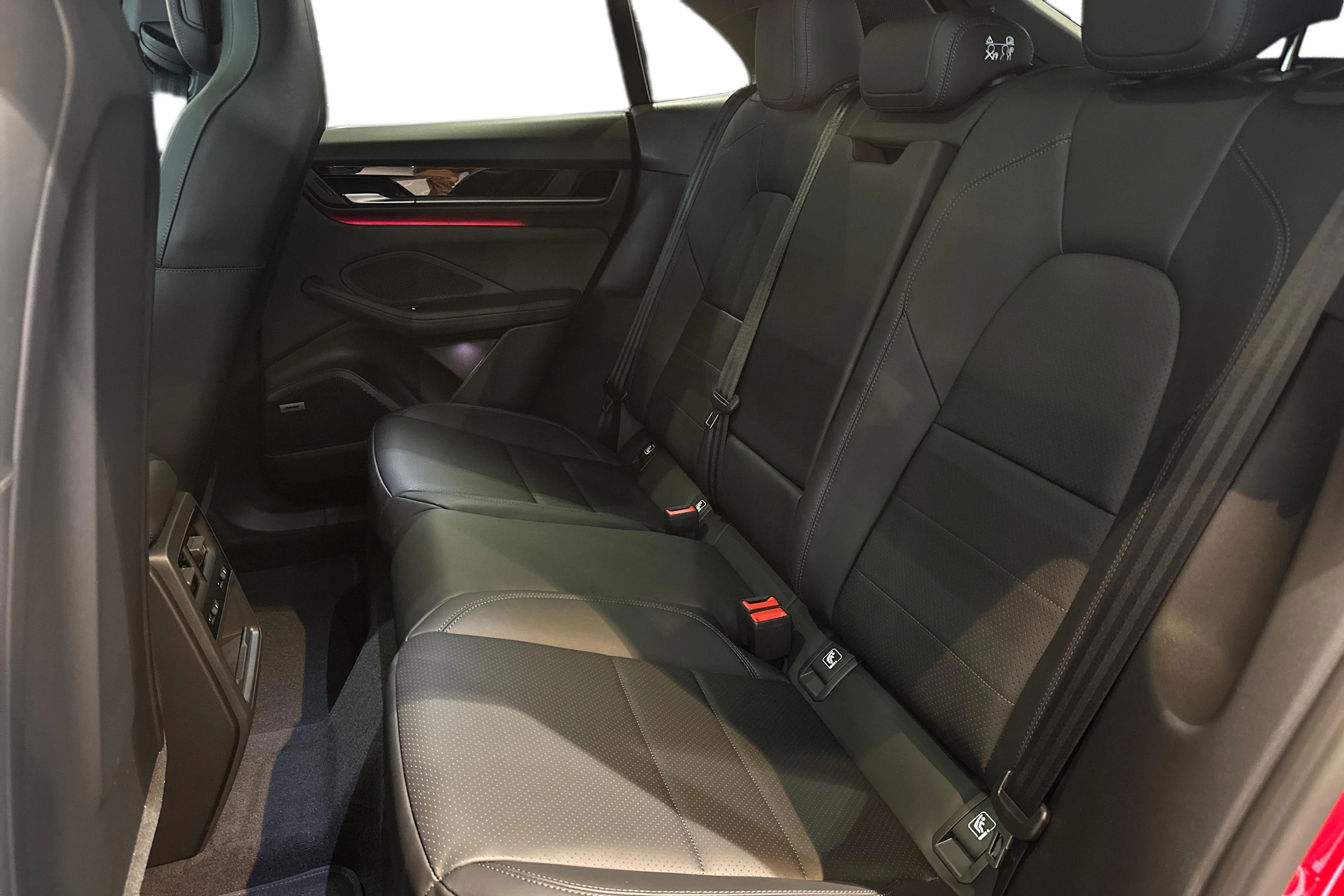 punainen Porsche Macan 2026 kuva 8.