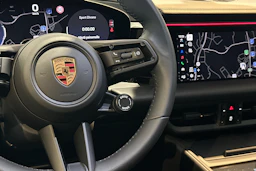 punainen Porsche Macan 2026 kuva 11.