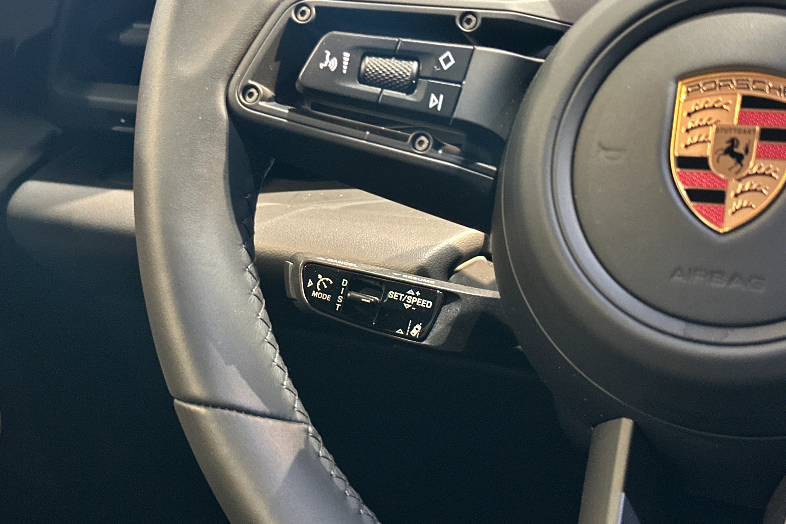 punainen Porsche Macan 2026 kuva 12.