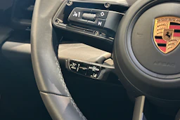 punainen Porsche Macan 2026 kuva 12.