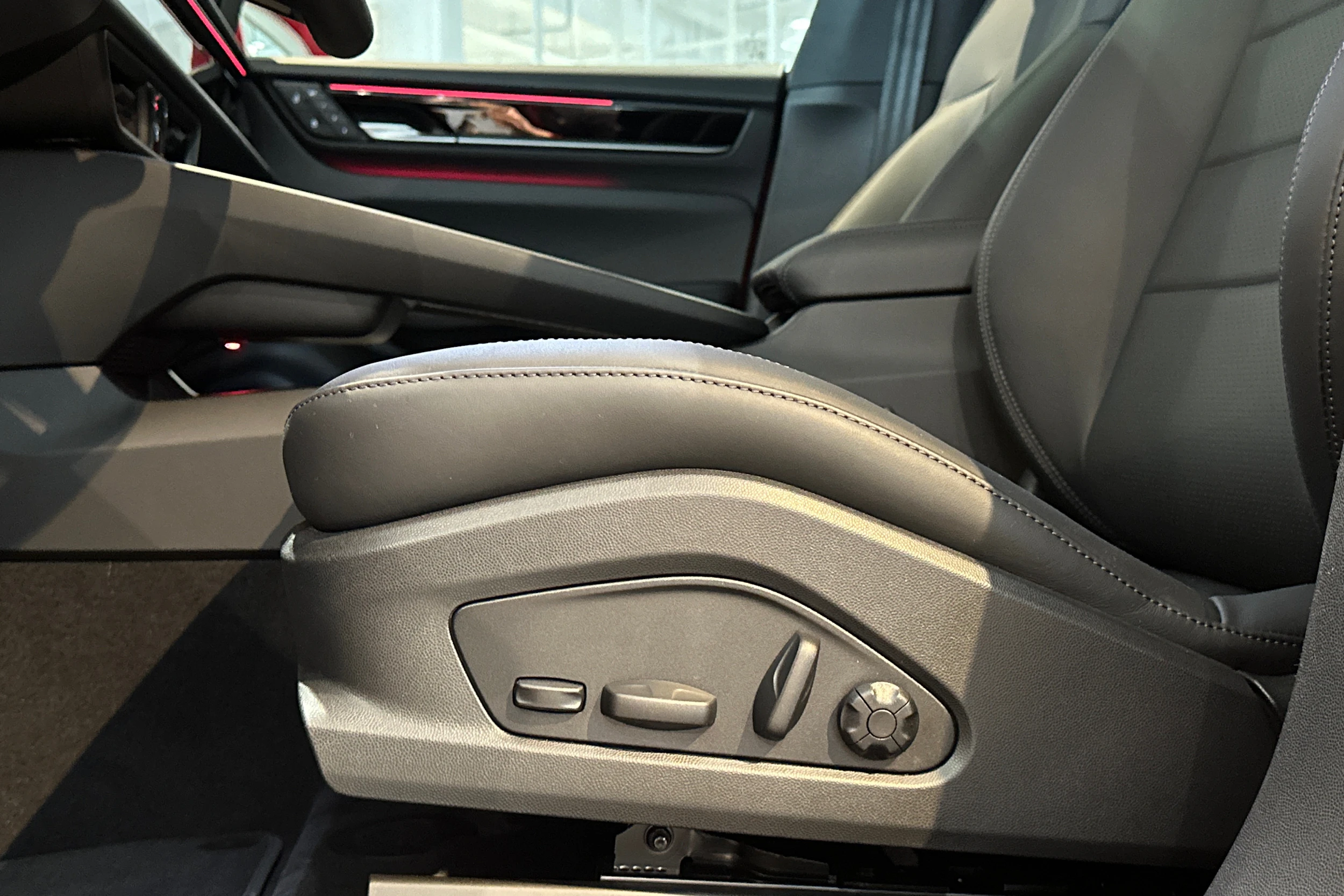 punainen Porsche Macan 2026 kuva 16.