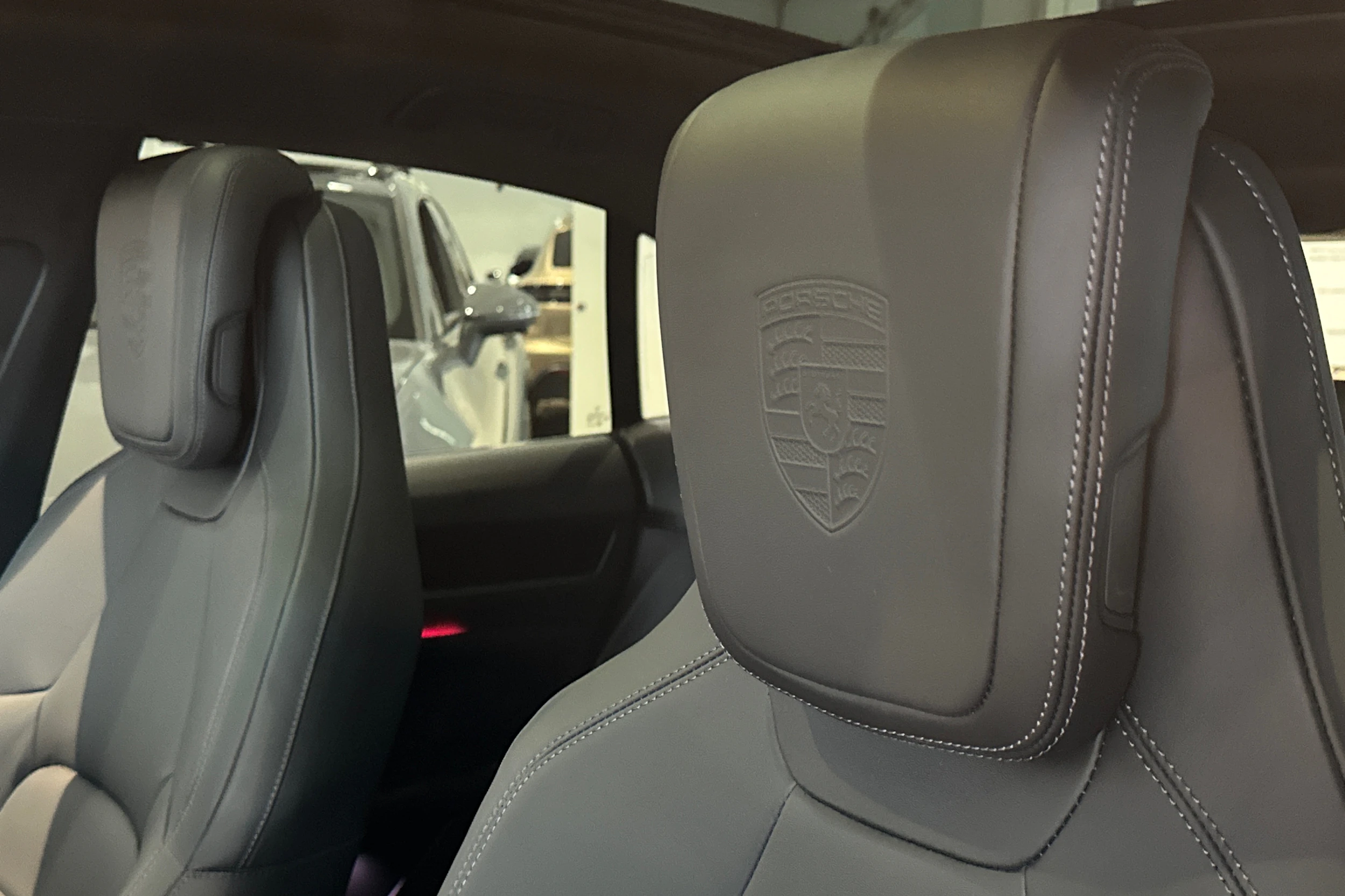 punainen Porsche Macan 2026 kuva 17.