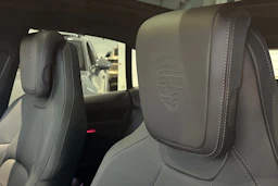 punainen Porsche Macan 2026 kuva 17.