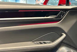 punainen Porsche Macan 2026 kuva 18.