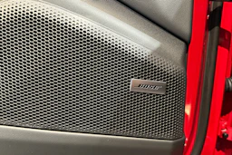 punainen Porsche Macan 2026 kuva 19.