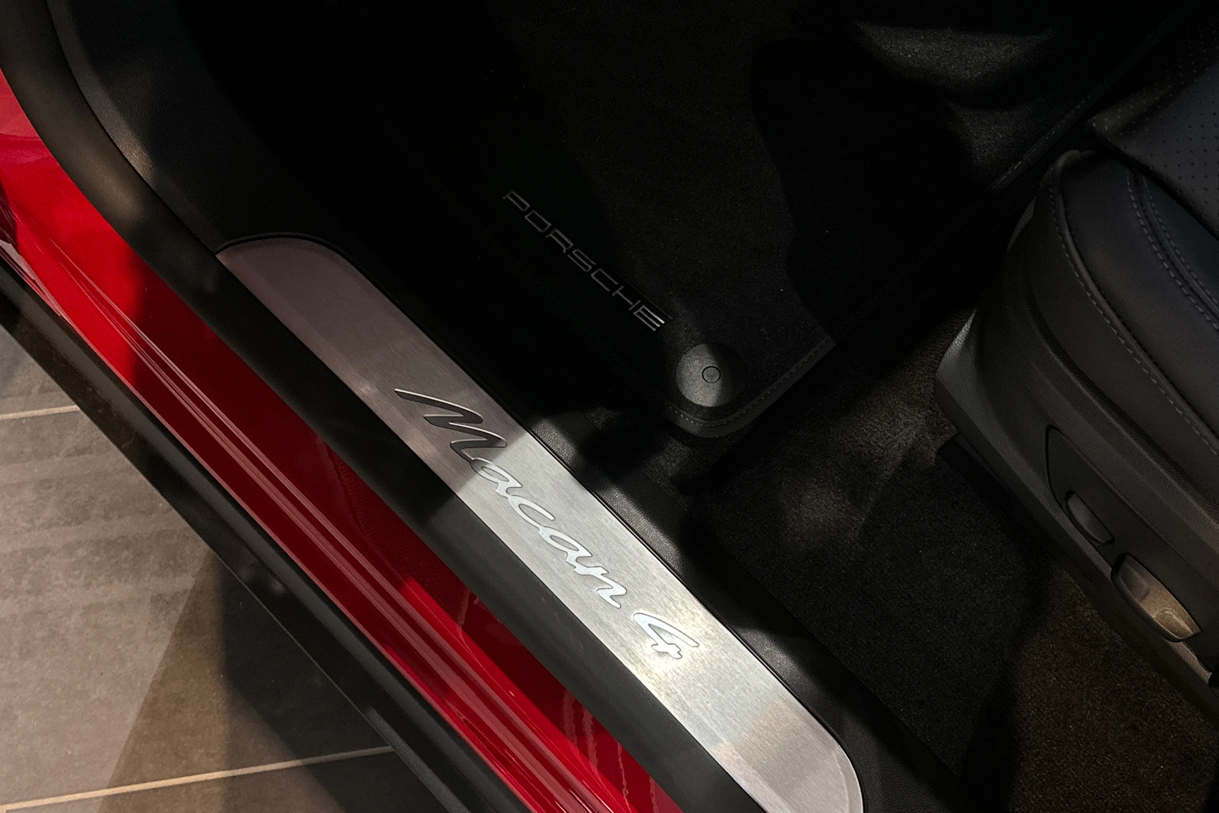 punainen Porsche Macan 2026 kuva 20.