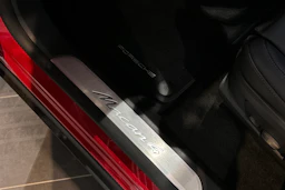 punainen Porsche Macan 2026 kuva 20.