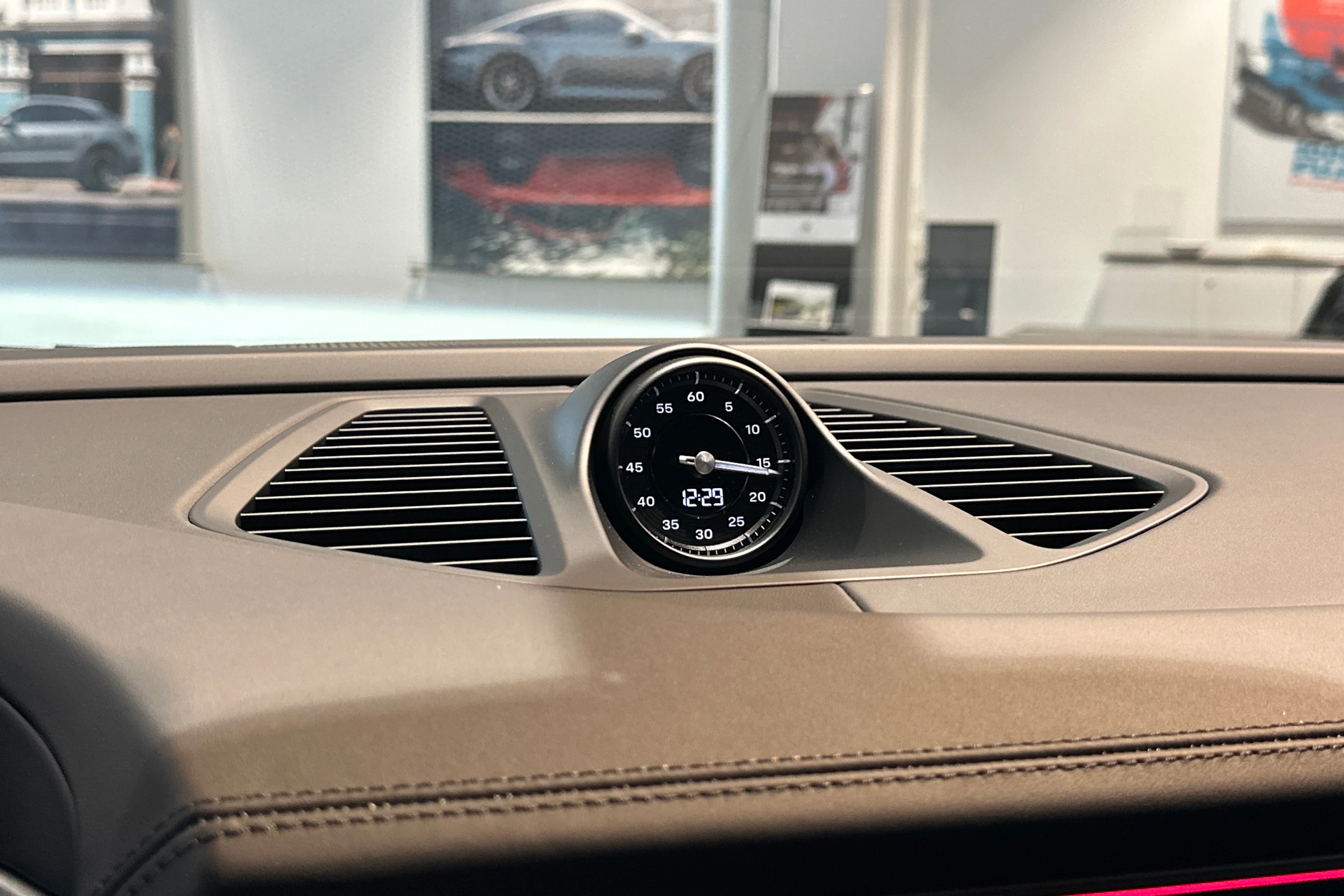 punainen Porsche Macan 2026 kuva 21.