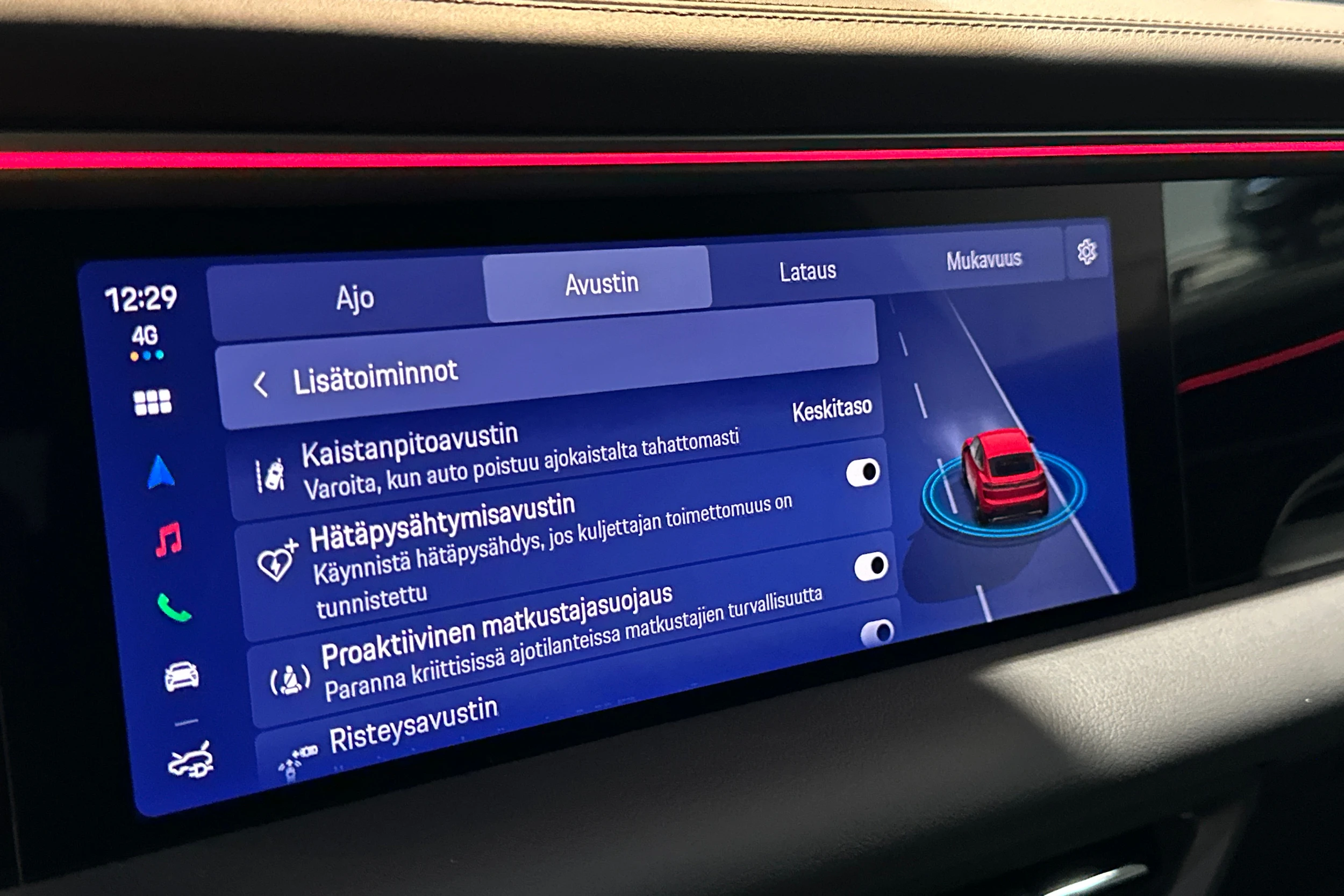 punainen Porsche Macan 2026 kuva 24.