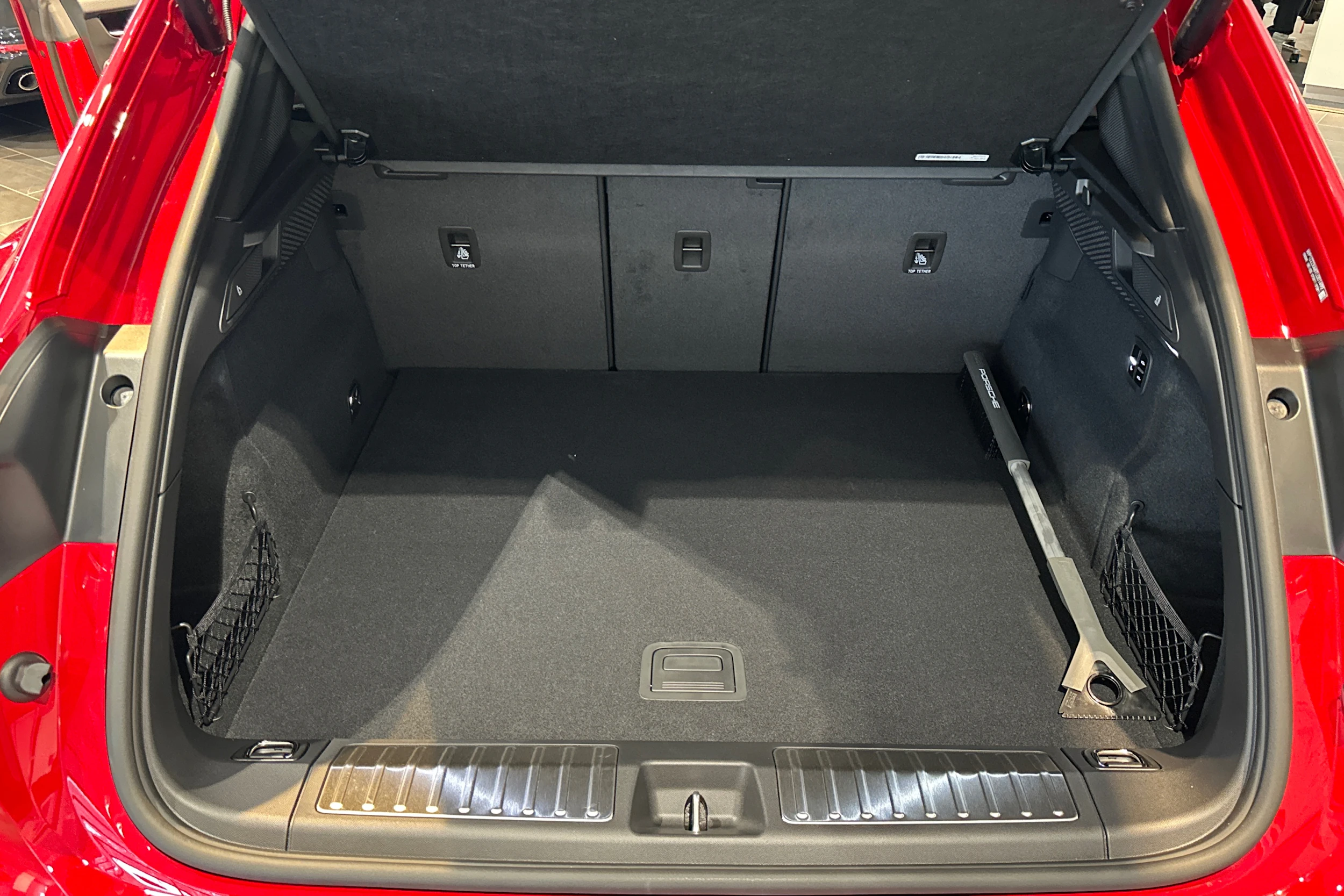 punainen Porsche Macan 2026 kuva 27.