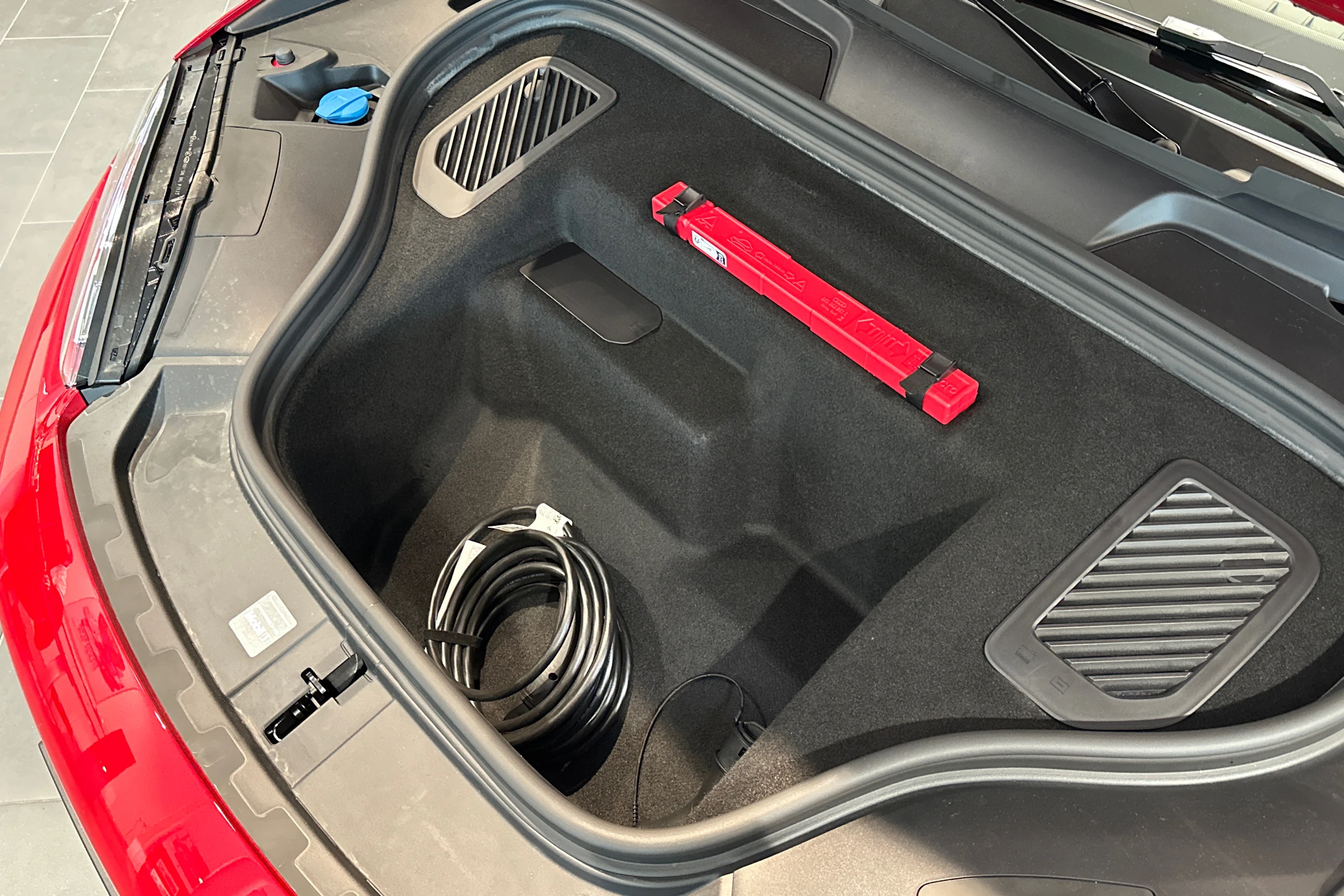 punainen Porsche Macan 2026 kuva 29.