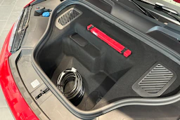 punainen Porsche Macan 2026 kuva 29.