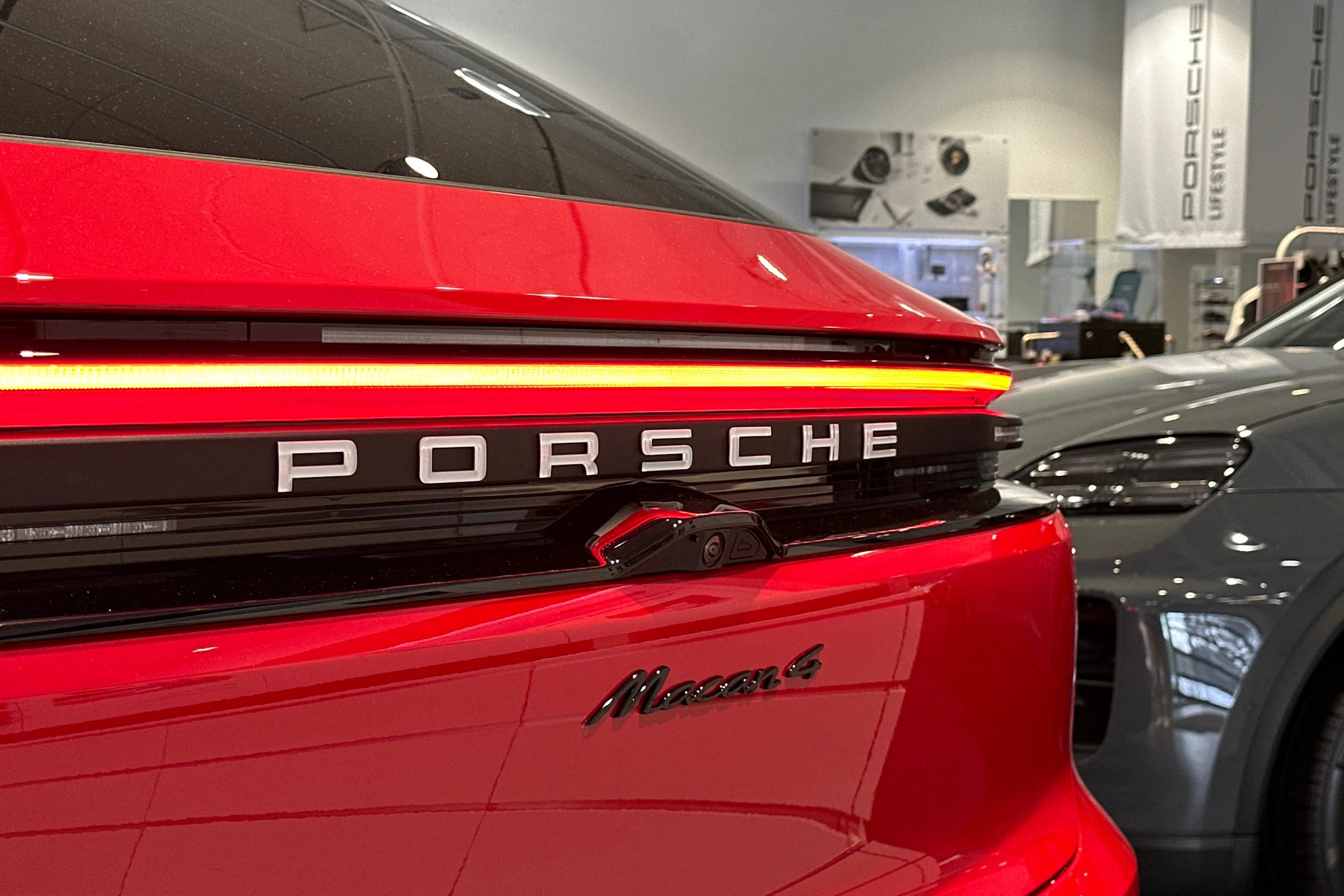 punainen Porsche Macan 2026 kuva 30.