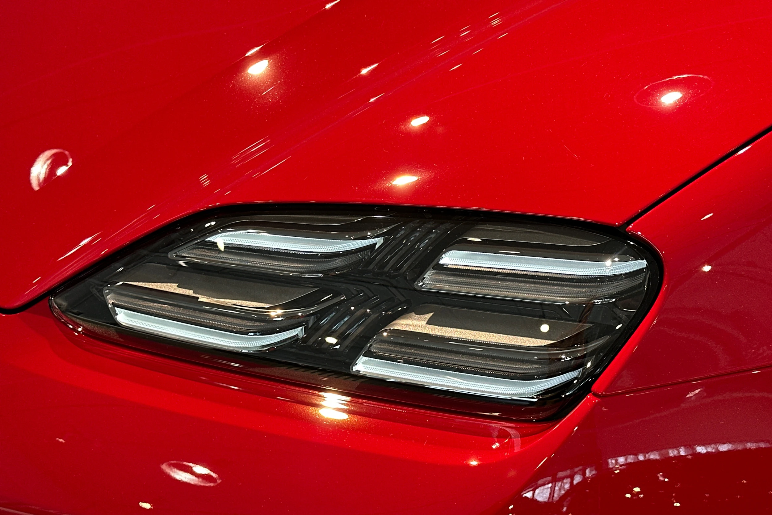 punainen Porsche Macan 2026 kuva 31.