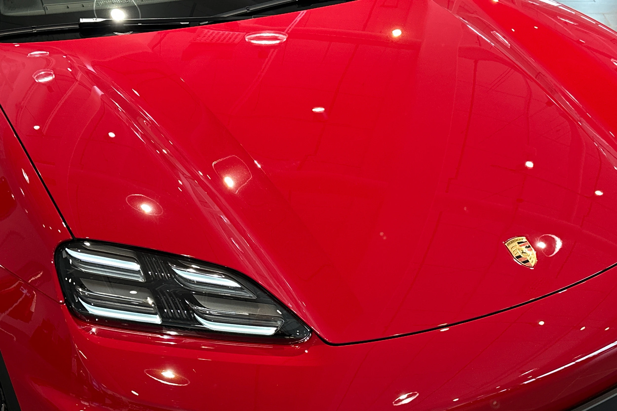 punainen Porsche Macan 2026 kuva 32.