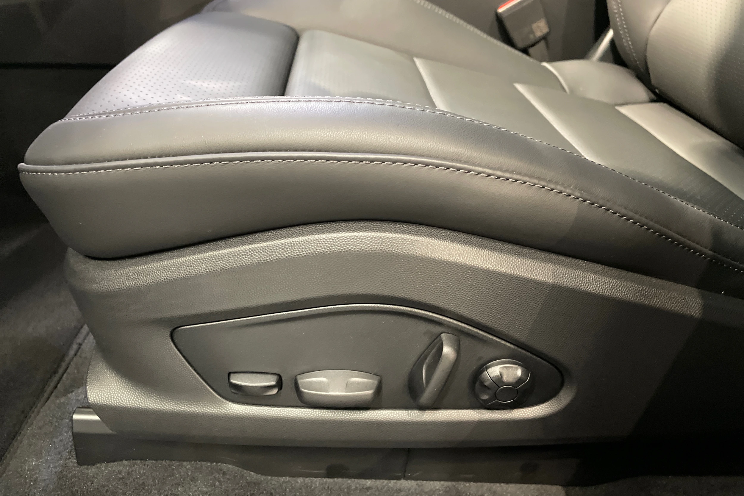 vihreä Porsche Macan 2026 kuva 10.