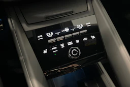 vihreä Porsche Macan 2026 kuva 11.
