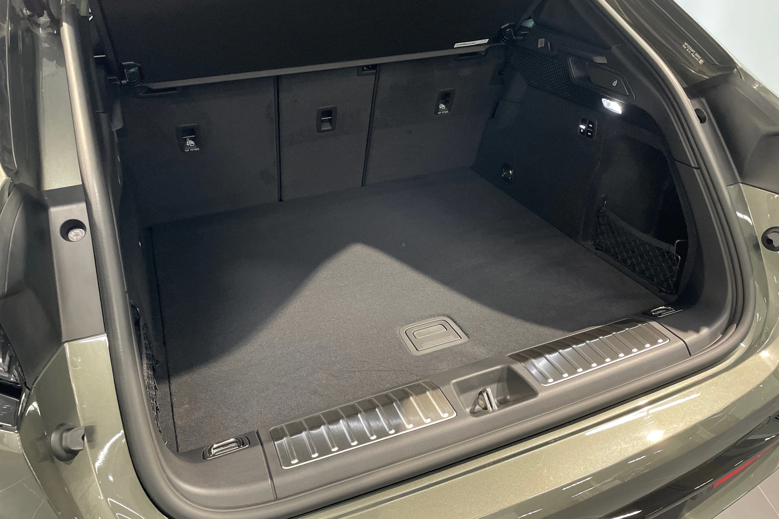 vihreä Porsche Macan 2026 kuva 21.