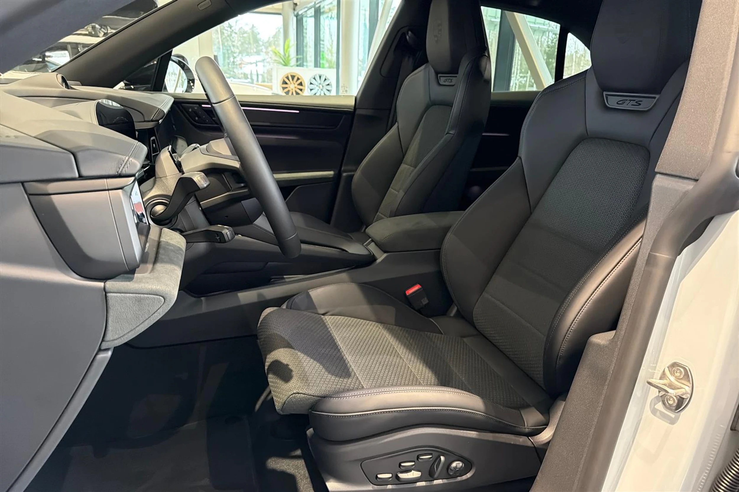 harmaa Porsche Macan 2026 kuva 10.