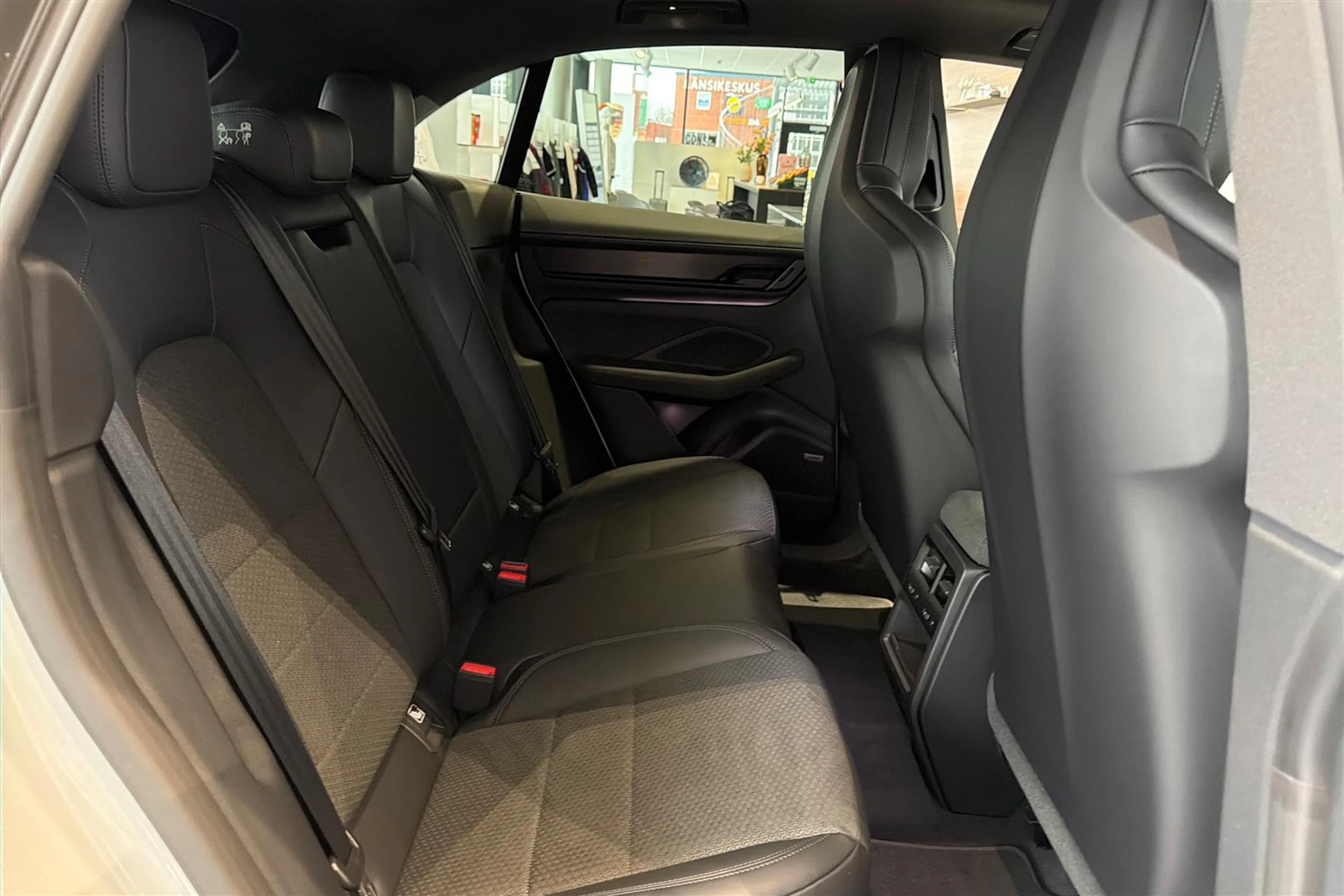 harmaa Porsche Macan 2026 kuva 12.